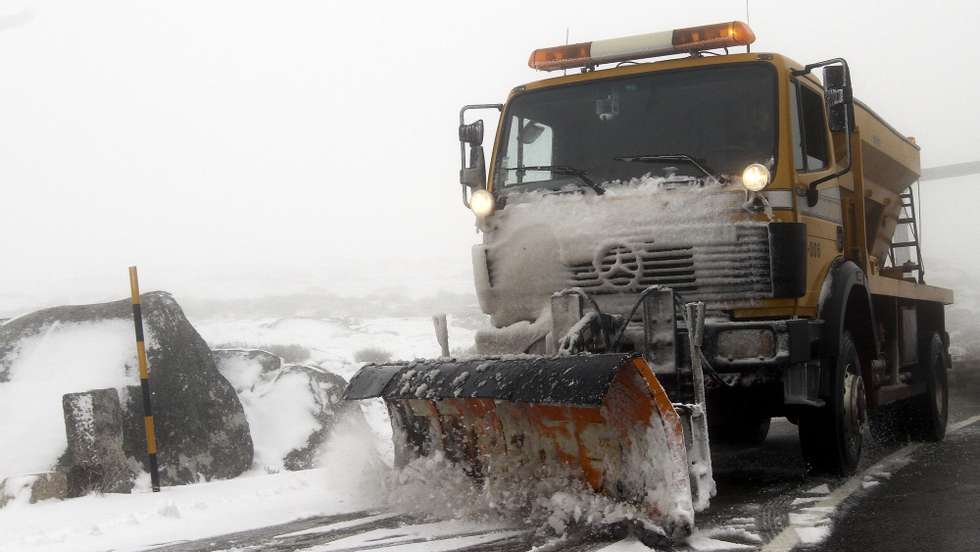 A neve está a cair pela primeira vez este outono na Serra da Estrela e uma estrada foi já encerrada, Covilha 16 de novembro de 2013. ANTÓNIO JOSÉ/LUSA