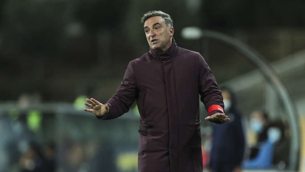 O treinador do Sporting de Braga, Carlos Carvalhal, reage durante o jogo da 30.ª jornada da Primeira Liga de futebol contra o Estoril Praia, disputado no estádio António Coimbra da Mota, em Cascais, 18 de abril de 2022. MIGUEL A. LOPES/LUSA