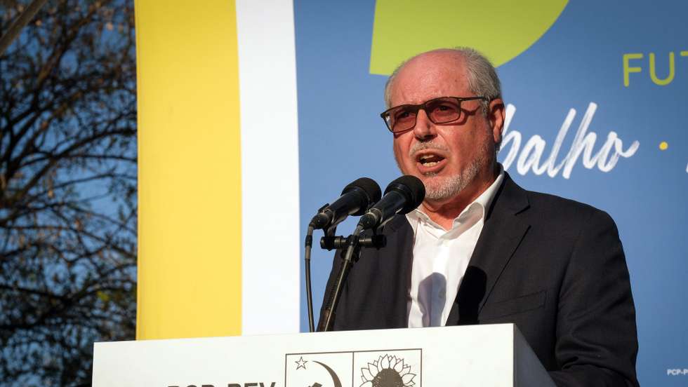 O candidato à presidência para Câmara Municipal de Setubal, André Martins, intervém durante a cerimónia de apresentação da candidatura da CDU às eleições autárquicas para Setúbal, 06 de maio de 2021. RUI MINDERICO/LUSA