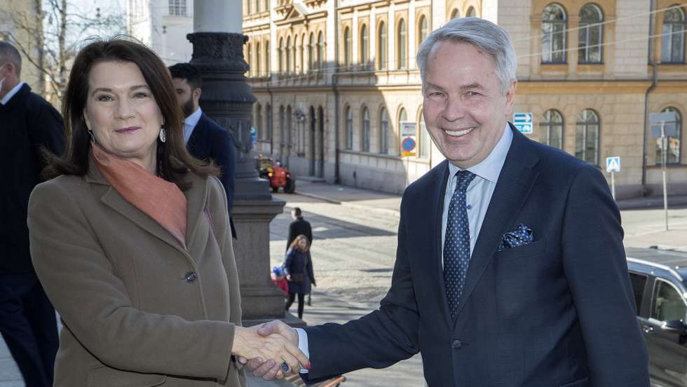 epa09915972 Sweden's Foreign Minister Ann Linde (L) shakes hands with Finland's Foreign Minister Pekka Haavisto in Helsinki, Finland, 29 April 2022. The Foreign Ministers will discuss, among other things, topical foreign and security policy questions and Russia’s invasion of Ukraine, according to the Finnish government's website.  EPA/MAURI RATILAINEN