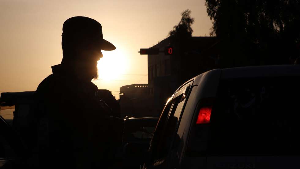 epa09914044 A Taliban stands guard at a check point following a security high-alert in Kandahar, Afghanistan, 27 April 2022 (issued on 28 April 2022). The Taliban have increased security measures in Kandahar and set up security checkpoints in different parts of the city to check vehicles and people ahead of Eid al-Fitr.  EPA/STRINGER