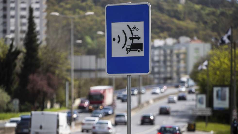 Um sinal de trânsito assinala a proximidade de um radar na Segunda Circular, em Lisboa, 11 de abril de 2022. Em 2021, a Câmara Municipal de Lisboa investiu 2,142 milhões de euros na aquisição de 41 radares de controlo de velocidade de veículos, dos quais 20 instalados em novas localizações e os restantes para substituir antigos, investimento que foi iniciado no anterior mandato municipal, sob a presidência do socialista Fernando Medina. (ACOMPANHA TEXTO DA LUSA DO DIA 15 DE ABRIL DE 2022). JOSÉ SENA GOULÃO/LUSA