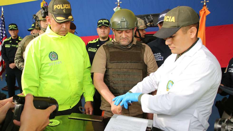 epa09927393 A handout photo made available by the Colombian Presidency shows the head of the Clan del Golfo, Dairo Antonio Usuga (C), alias 'Otoniel' during his extradition to the United States, from Bogota, Colombia, 04 May 2022. On 08 April, Colombian President Ivan Duque signed his extradition to the United States, where he is sought by the US justice system for crimes related to drug trafficking.  EPA/Colombian Presidency / HANDOUT  HANDOUT EDITORIAL USE ONLY/NO SALES
