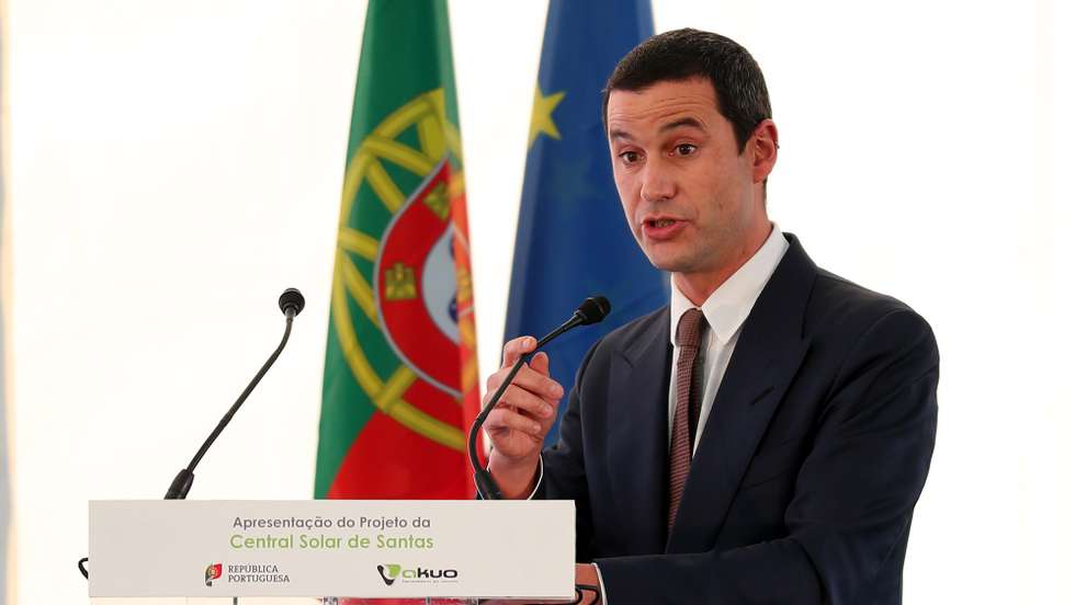 O secretário de estado Adjunto e da Energia, João Galamba, durante uma apresentação do panorama energético em Portugal na cerimónia de lançamento da Central Fotovoltaica de Santas e a apresentação do panorama energético em Portugal, na Herdade das Santas. Monforte, 30 de novembro de 2021. NUNO VEIGA/LUSA