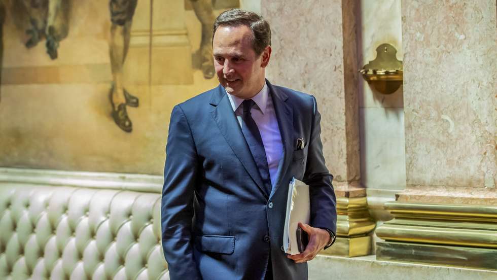 O ministro das Finanças, Fernando Medina, à chegada para a sua audição na comissão de Orçamento e Finanças, na Assembleia da República em Lisboa, 13 de maio de 2022. JOSÉ SENA GOULÃO/LUSA