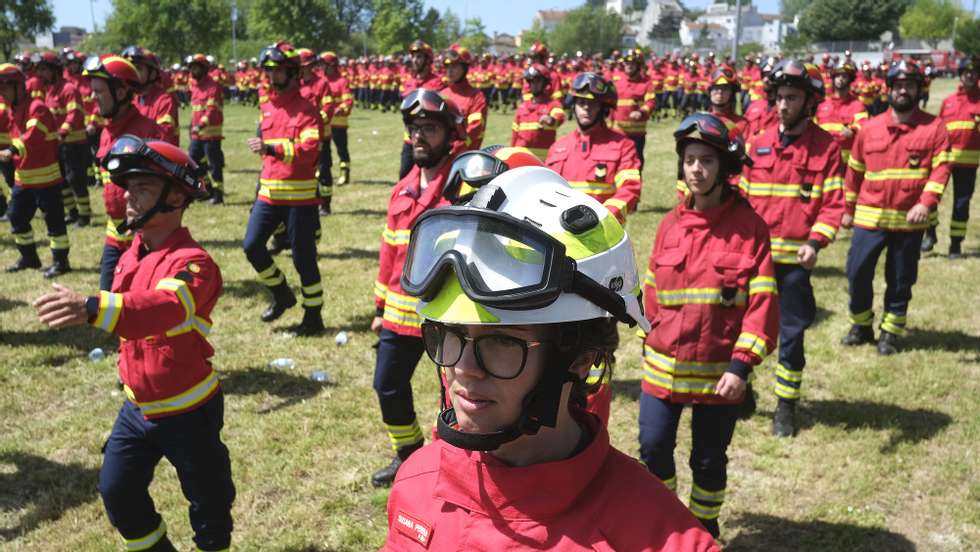 Desfile de bombeiros e de equipamento durante a cerimónia de apresentação da Força de Bombeiros de Portugal que decorreu no Porto, 8 de maio de 2022.  FERNANDO VELUDO/LUSA