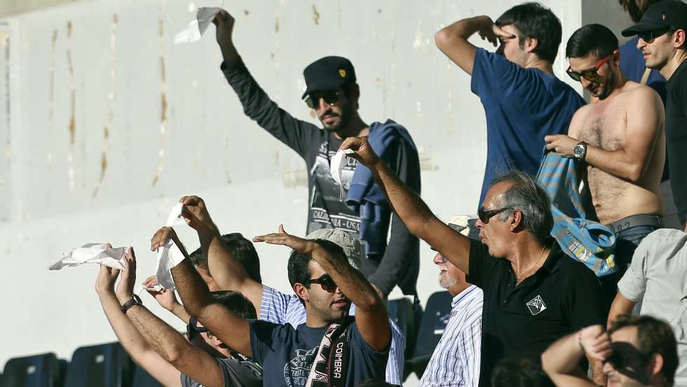 Adeptos da Académica acenam lenços brancos após a sua equipa ter perdido por 0-2 o jogo da Primeira Liga de Futebol contra o Boavista, disputado no Estádio Cidade de Coimbra, 20 de setembro de 2015. PAULO NOVAIS/LUSA