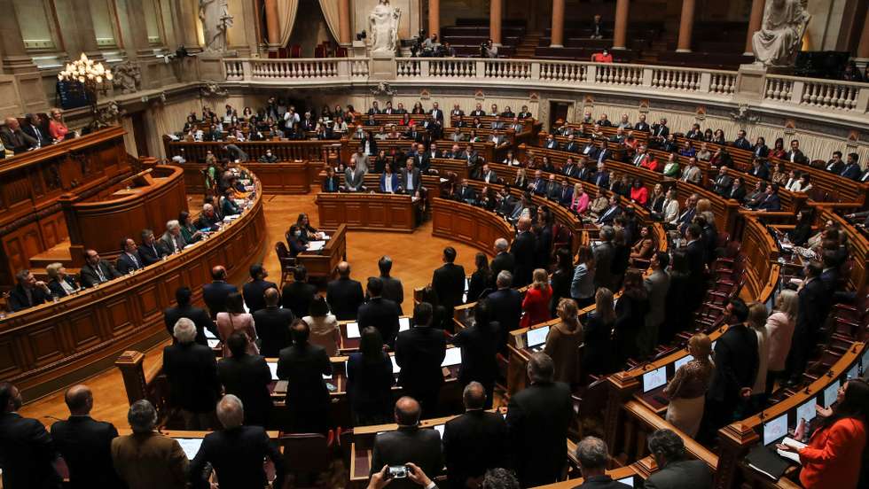 Deputados durante a votação da proposta do Orçamento de Estado para 2022 que foi aprovada na generalidade com os votos a favor do PS (120), a abstenção de PAN e Livre, e os votos contra das restantes bancadas parlamentares (PSD, Chega, BE e IL), durante o debate sobre Orçamento do Estado de 2022, na Assembleia da República, em Lisboa, 29 de abril de 2022. O documento tem agora votação final global marcada para 27 de maio, sendo que o OE 2022 deverá entrar em vigor já a partir do dia 1 de julho.  MANUEL ALMEIDA/LUSA