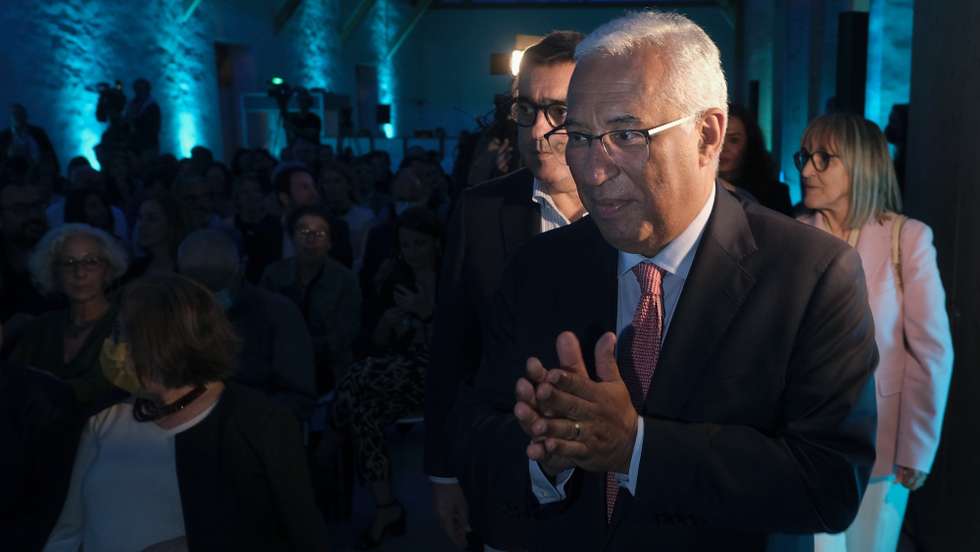 O primeiro-ministro, António Costa, à chegada para a cerimónia de apresentação do Edifício Digital, Matosinhos, 13  de maio de 2022. Um projeto de três plataformas digitais que vão disponibilizar gratuitamente e em versão bilingue – português e inglês– o acesso progressivo aos materiais digitalizados dos acervos e espólios de vários arquitetos e do fotógrafo Luís Ferreira Alves. FERNANDO VELUDO/LUSA