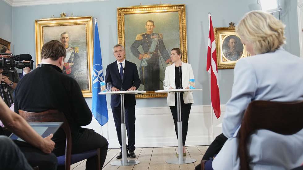 epa09957674 NATO Secretary General Jens Stoltenberg (L) and Danish Prime Minister Mette Frederiksen (R) attends a press meeting at the Kastellet in Kommandantgaarden, Copenhagen, Denmark, 19 May 2022.  EPA/MARTIN SYLVEST  DENMARK OUT