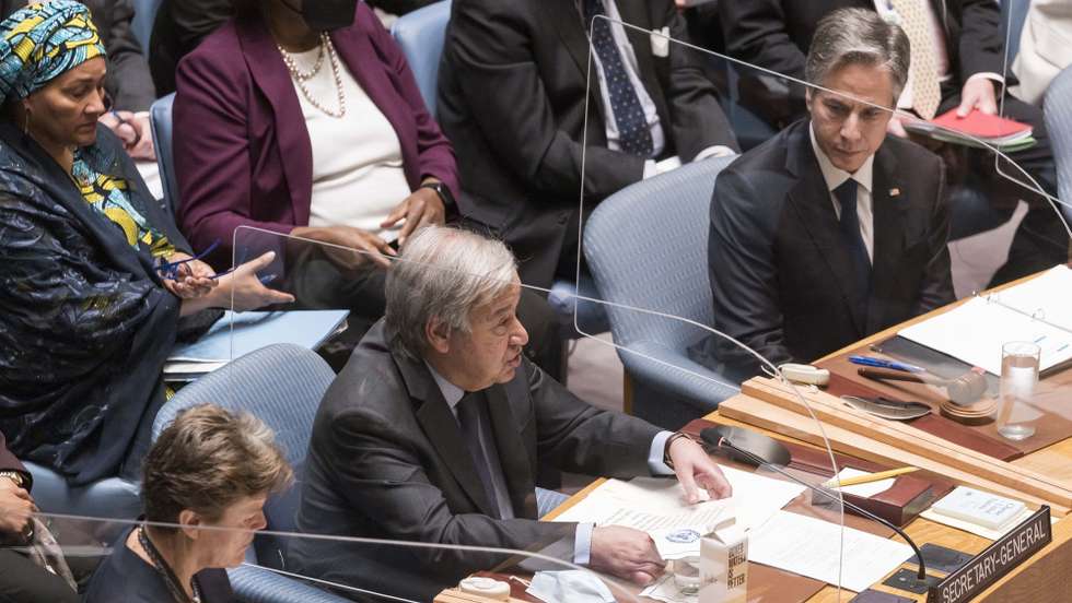 epa09958270 U.N. Secretary-General Antonio Guterres (C) addresses a United Nations Security Council meeting chaired by United States Secretary of State Anthony Blinken (R) about global food security at United Nations headquarters in New York, New York, USA, 19 May 2022. The meeting was called in response to a worldwide shortage of food supplies expected to affect millions of people being caused and exacerbated by a number of factors including the continuing COIVD-19 pandemic as well as by Russia’s war in Ukraine.  EPA/JUSTIN LANE