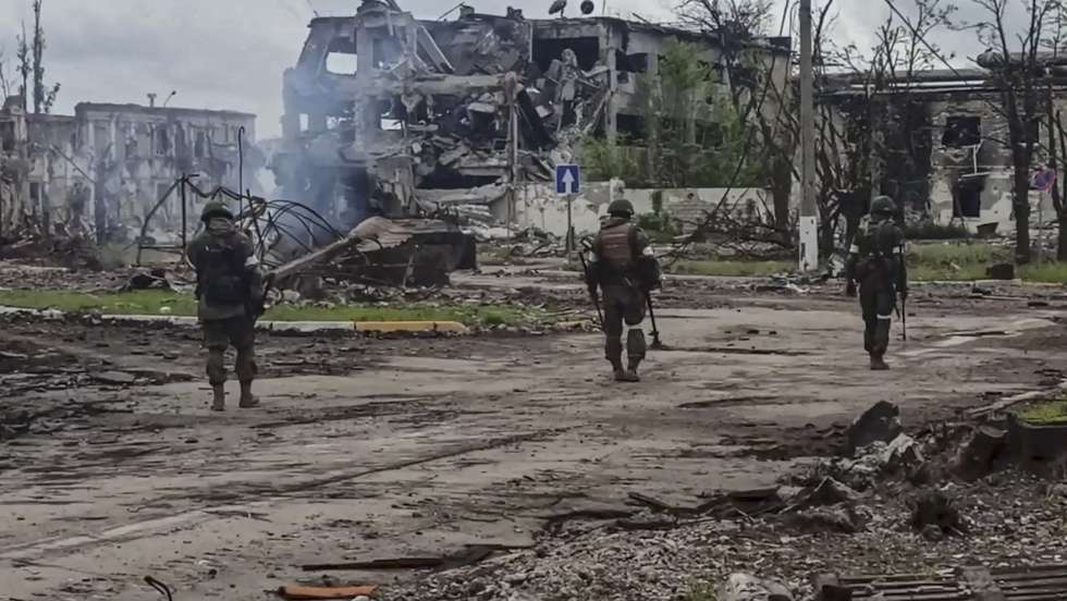 epa09969706 A still image taken from a handout video made available by the Russian Defense Ministry press service on 23 May 2022 shows Russian servicemen demining the territory of the Azovstal steel plant in Mariupol, Ukraine, 22 May 2022. The chief spokesman of the Russian Defense Ministry, Major General Igor Konashenkov stated earlier, on 20 May, that the Azofstal steel plant was under full Russian army control, ending a 80-days battle for Mariupol. Russian troops had entered Ukraine on 24 February 2022.  EPA/RUSSIAN DEFENCE MINISTRY PRESS SERVICE/HANDOUT HANDOUT HANDOUT EDITORIAL USE ONLY/NO SALES HANDOUT EDITORIAL USE ONLY/NO SALES