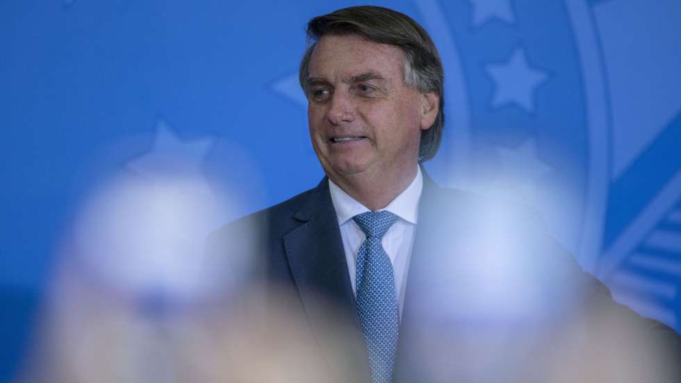 epa09927300 The President of Brazil, Jair Bolsonaro, participates in the ceremony of New Deliveries of the Income and Opportunity Program at  the Palacio do Planalto, in Brasilia, Brazil, 04 May 2022.  EPA/Joedson Alves