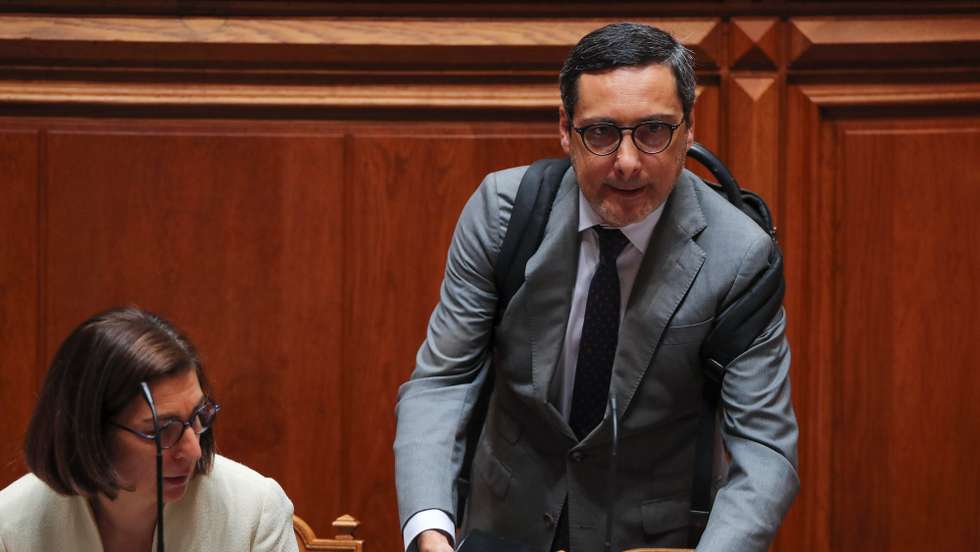 O secretário de Estado dos Assuntos Fiscais, António Mendonça Mendes, acompanhado pela ministra Adjunta e dos Assuntos Parlamentares, Ana Catarina Mendes, durante a sessão plenária de debate na especialidade do Orçamento de Estado 2022, na  Assembleia da República, em Lisboa, 23 maio 2022. MANUEL DE ALMEIDA / LUSA