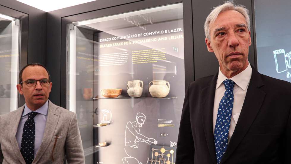 O ministro da cultura, Pedro Adão e Silva (E) acompanhado pelo ministro dos Negócios Estrangeiros, João Gomes Carvinho (D),  participam  na inauguração dos banhos Islâmicos e casa Senhorial dos Barretos em Loulé, 28 de maio de 2022. LUÍS FORRA / LUSA