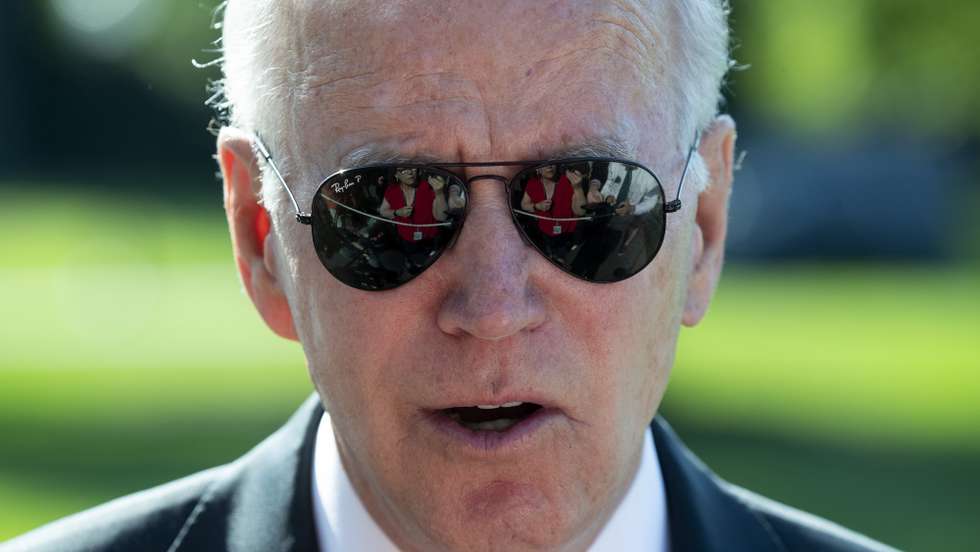 epa09986352 US President Joe Biden speaks to members of the news media on the topic of gun rights in the United States and aid to Ukraine, after returning from Delaware, on the South Lawn of the White House, in Washington, DC, USA, 30 May 2022. Biden is scheduled to visit Arlington National Cemetery to participate in a wreath-laying ceremony to observe Memorial Day.  EPA/MICHAEL REYNOLDS / POOL