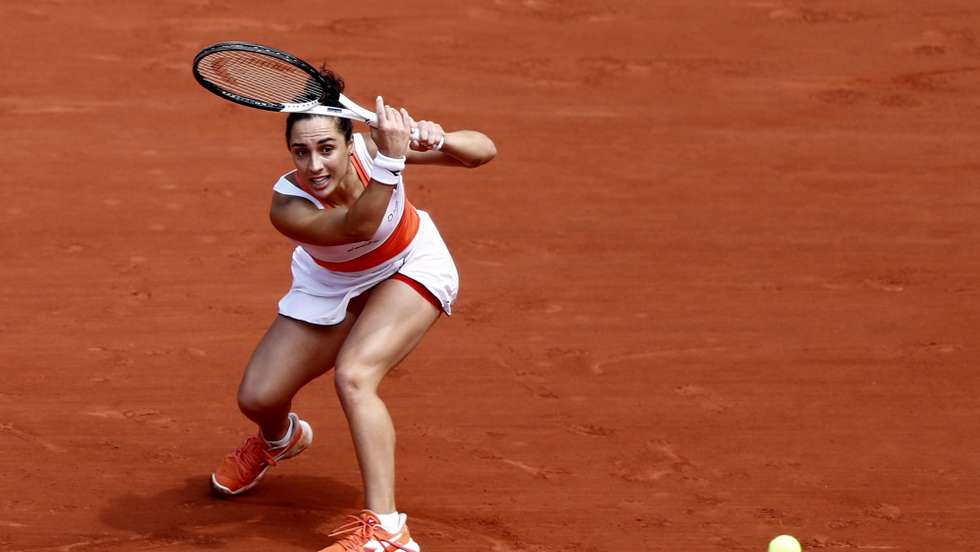 epa09987557 Martina Trevisan of Italy plays Leylah Annie Fernandez of Canada in their women’s quarterfinal match during the French Open tennis tournament at Roland ​Garros in Paris, France, 31 May 2022.  EPA/MOHAMMED BADRA
