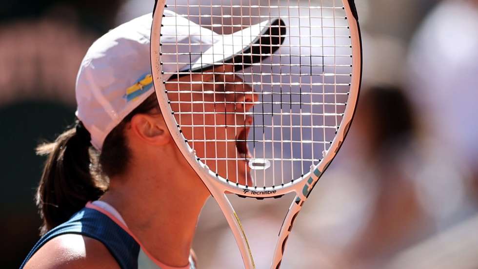 epa09991834 Iga Swiatek of Poland reacts after winning against Daria Kasatkina of Russia in their women’s semi final match during the French Open tennis tournament at Roland ​Garros in Paris, France, 02 June 2022.  EPA/MARTIN DIVISEK