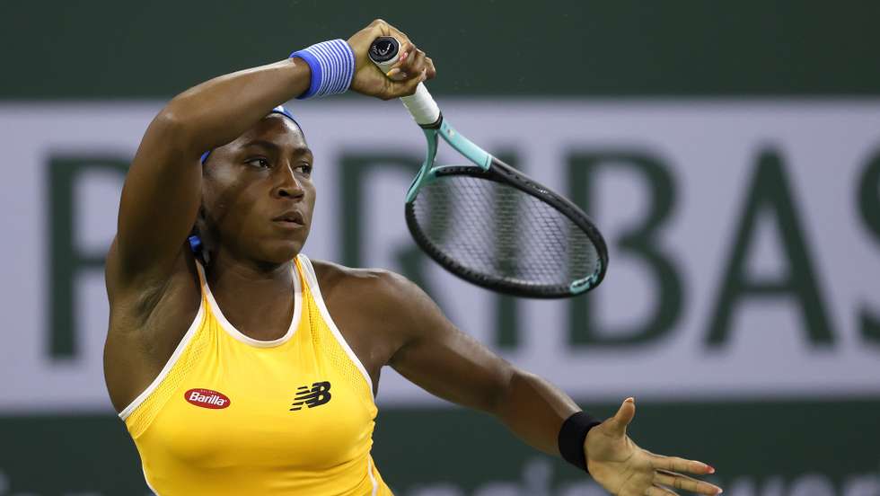epa09823502 Cori Gauff of the USA in action against Simona Halep of Romania at the BNP Paribas Open tennis tournament at the Indian Wells Tennis Garden in Indian Wells, California, USA, 13 March 2022.  EPA/JOHN G MABANGLO