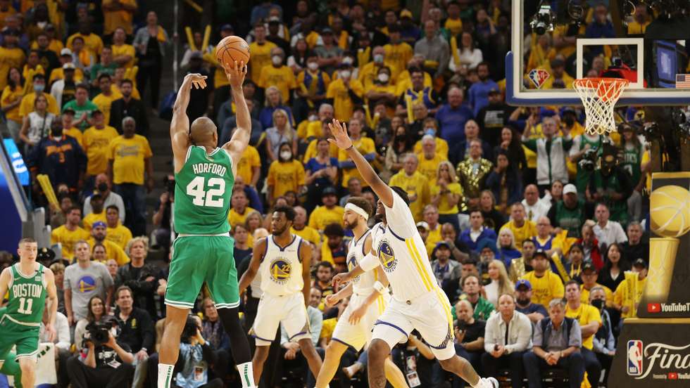 Celtics perdiam por 12 pontos no final do terceiro período mas começaram o último quarto com sete triplos concretizados seguidos