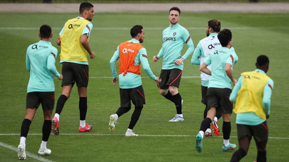 Portugal's Diogo Jota (C) and his teammates attend a training session at Cidade do Futebol in Oeiras, Portugal, 3 June 2022. Portugal will play against Switzerland for the upcoming UEFA Nations League match on 5 May 2022. MARIO CRUZ/LUSA