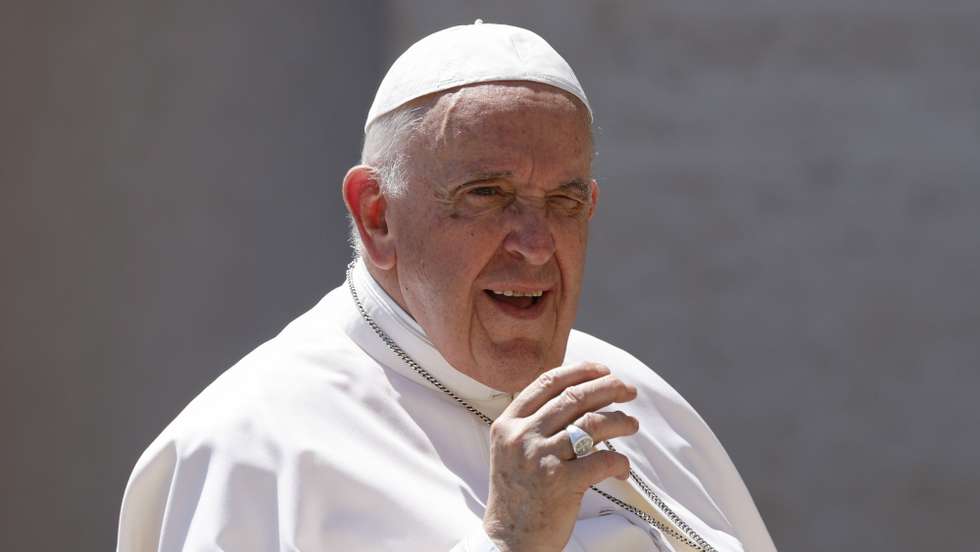 epa09989203 Pope Francis arrives for the weekly Papal General Audience in Saint Peter's Square, Vatican City, 01 June 2022.  EPA/FABIO FRUSTACI