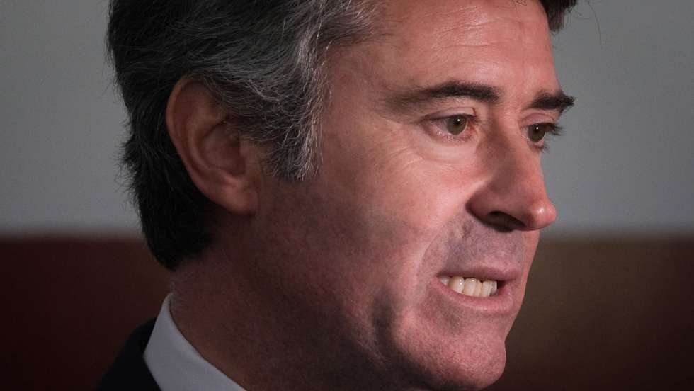 O ministro da Administração Interna, José Luís Carneiro, fala aos jornalistas após a sessão de abertura do congresso do Sindicato da Carreira de Investigação e Fiscalização do Serviço de Estrangeiros e Fronteiras subordinado ao tema “O SEF em tempos de guerra na Europa”, no Instituto Superior de Ciências Sociais e Políticas (ISCSP) da Universidade de Lisboa, em Lisboa, 6 de junho de 2022. MÁRIO CRUZ/LUSA