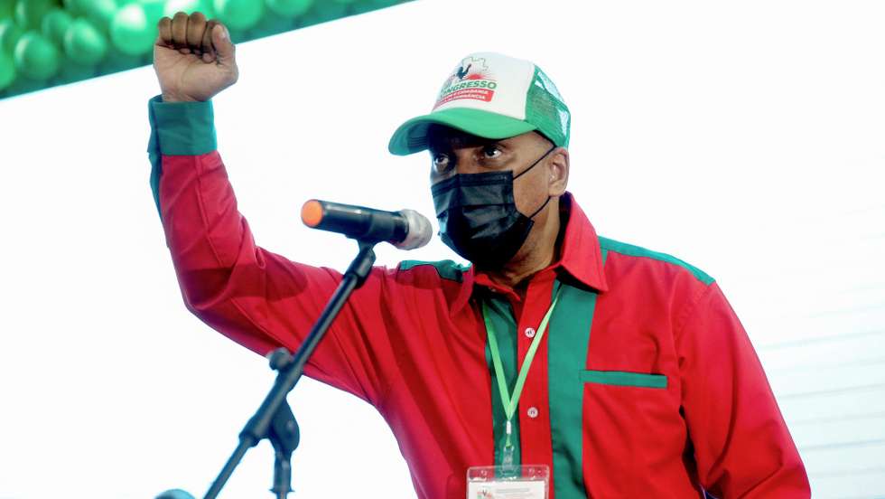 O novo presidente da UNITA - União Nacional para a Independência Total de Angola, Adalberto da Costa Júnior, após a sua eleição no XIII Congresso da UNITA, depois de ter sido afastado da liderança do partido por decisão do Tribunal Constitucional (TC), Luanda, Angola, 4 de dezembro de 2021. O TC deu razão, em outubro, a um grupo de militantes que alegaram irregularidades no congresso de novembro de 2019 que elegeu Adalberto da Costa Júnior, nomeadamente o facto de ter nacionalidade portuguesa à data da entrega da candidatura, obrigando a repetir o conclave. AMPE ROGÉRIO/LUSA
