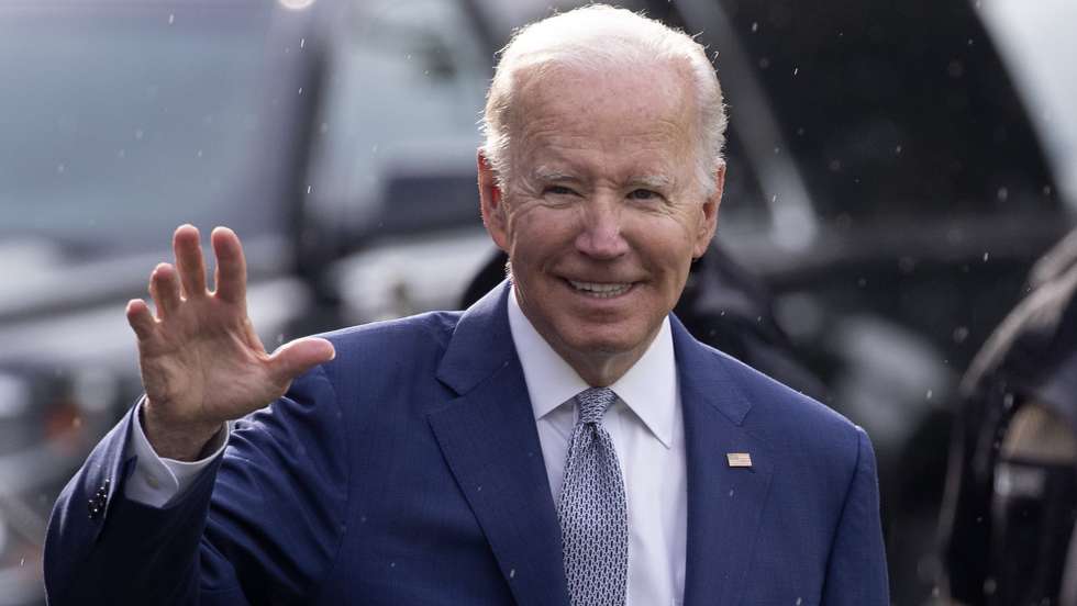epa10012395 US President Joe Biden waves while walking across the South Lawn to depart the White House by Marine One, en route to Philadelphia, in Washington, DC, USA, 14 June 2022. Biden travels to the 29th AFL-CIO Quadrennial Constitutional Convention to deliver remarks on labor and the economy.  EPA/MICHAEL REYNOLDS