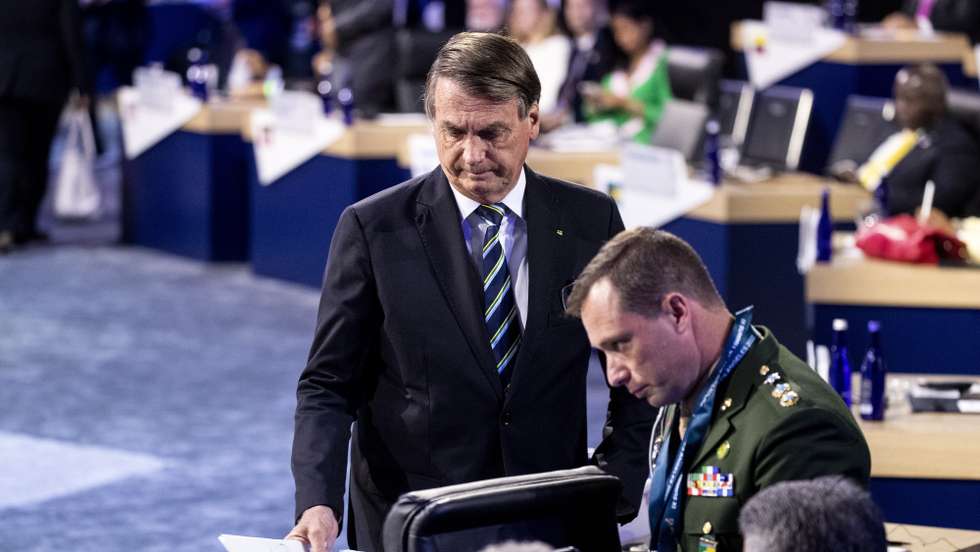 epa10006440 President of Brazil Jair Bolsonaro sits after he delivered a speech during the second plenary session of the 2022 Summit of the Americas in Los Angeles, California, USA, 10 June 2022.  EPA/ETIENNE LAURENT