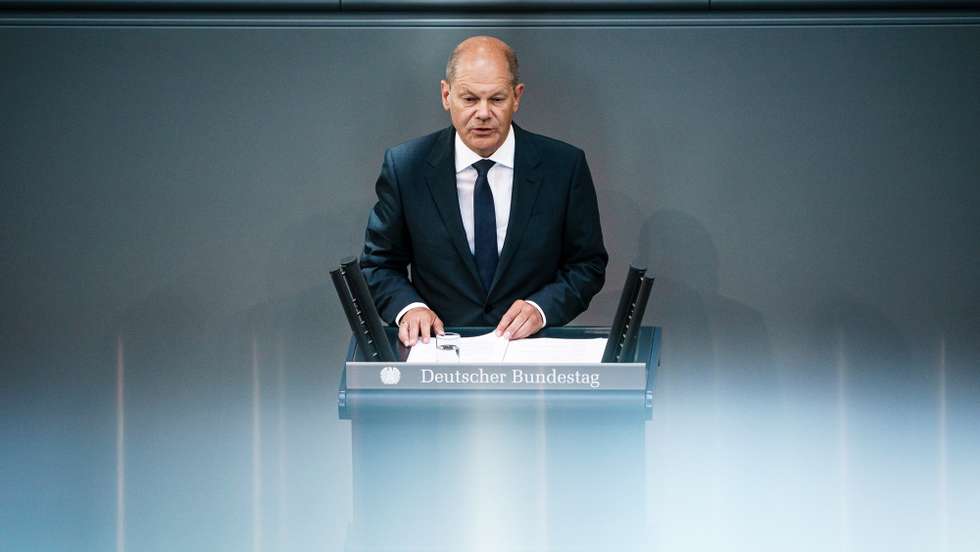 epa10027714 German Chancellor Olaf Scholz delivers a statement at the German parliament 'Bundestag' in Berlin, Germany, 22 June 2022. Scholz addressed the parliamentarians with a government statement on the upcoming European Council meeting, the G7 summit, and the NATO summit.  EPA/CLEMENS BILAN