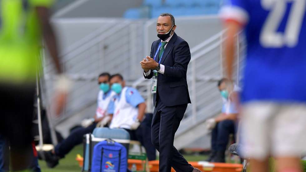 epa08854279 Jose Morais (C), head coach of Jeonbuk during the AFC Champions League group H match between Yokohama Marinos and Jeonbuk Hyundai Motors at the Al-Janoub Stadium in Al-Wakrah, Qatar, 01 December 2020.  EPA/NOUSHAD THEKKAYIL