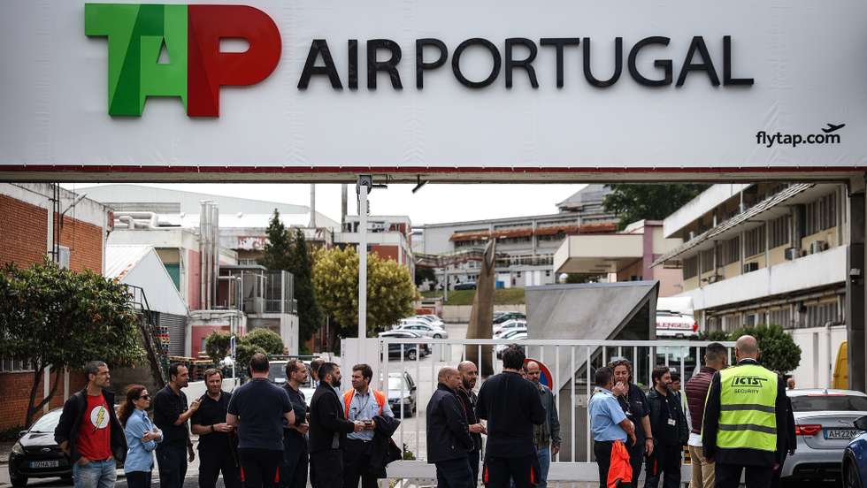 Concentração do Sindicato Independente dos Técnicos de Manutenção de Aeronaves (SITEMA), em solidariedade para com os técnicos que se encontram em processo de despedimento na companhia aérea portuguesa, junto à entrada da TAP, em Lisboa, 24 de maio de 2022. RODRIGO ANTUNES/LUSA
