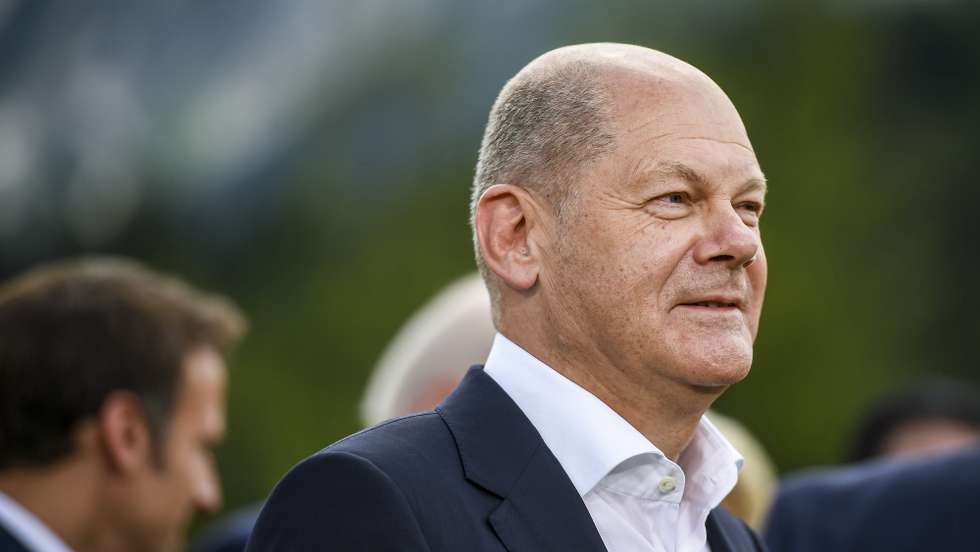 epa10035164 German Chancellor Olaf Scholz attends family photo with the G7 leaders during the G7 Summit at Elmau Castle in Kruen, Germany, 26 June 2022. Germany is hosting the G7 summit at Elmau Castle near Garmisch-Partenkirchen from 26 to 28 June 2022.  EPA/CHRISTIAN BRUNA