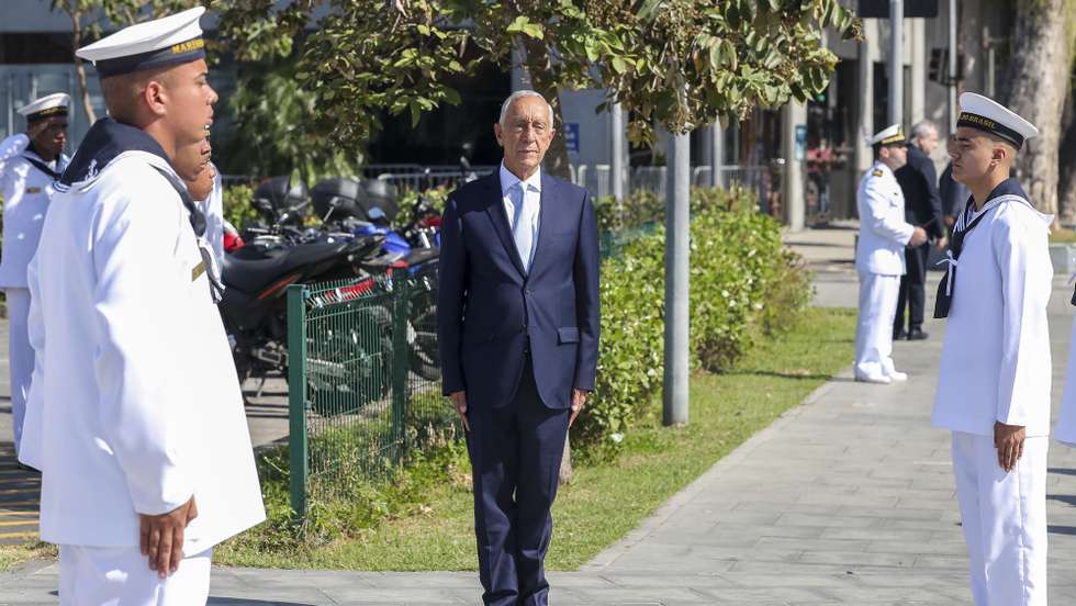 O Presidente da República de Portugal, Marcelo Rebelo de Sousa (C), é recebido por elementos da Marinha do Brasil durante a sessão Comemorativa do Centenário da Travessia Aérea do Atlântico Sul, no Distrito Naval - Orla Prefeito Luiz Paulo Conde, no Rio de Janeiro, Brasil, onde inicia hoje uma visita oficial de 4 dias ao Brasil, 2 de julho de 2022. PAULO NOVAIS/LUSA
