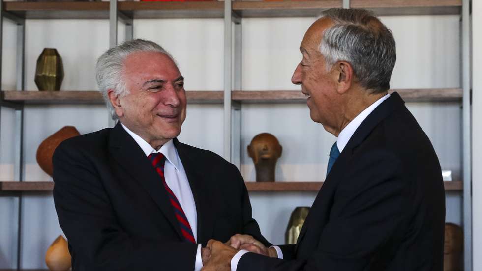 O Presidente da República de Portugal, Marcelo Rebelo de Sousa, cumprimenta o antigo presidente da República Federativa do Brasil, Michel Temer, durante o encontro no âmbito da deslocação ao Brasil, onde está a realizar uma visita oficial Brasil, no Hotel Tivoli Mofarej, São Paulo, 4 de julho de 2022. PAULO NOVAIS/LUSA