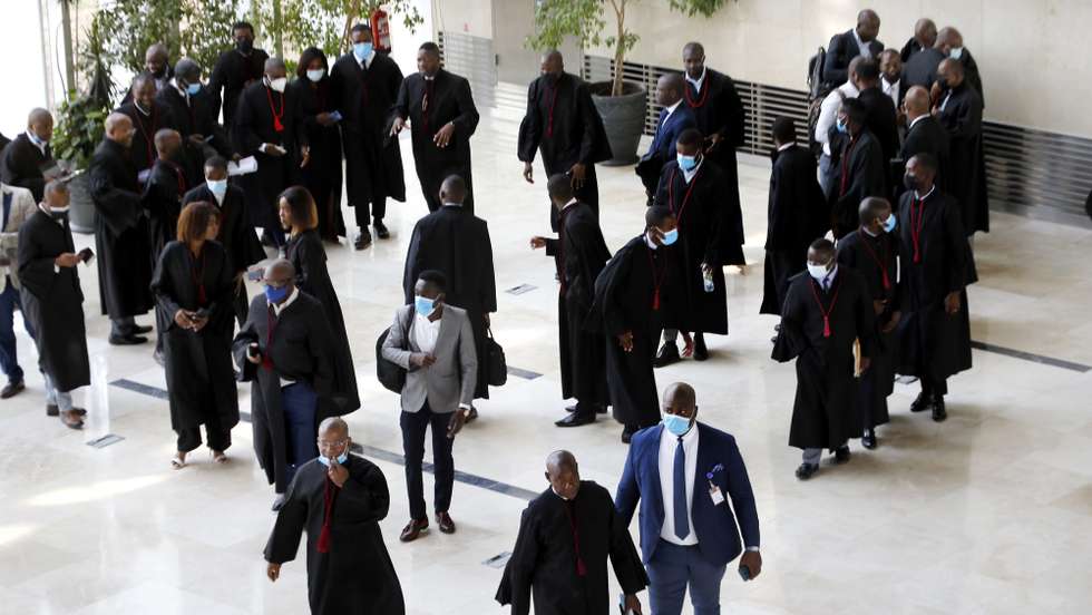 Os advogados do Major Lussati, pouco antes do início do julgamento em Luanda, 1 de julho de 2022. A Operação Caranguejo conta com 49 réus e 200 testemunhas. O major Lussati é acusado de ser o cabecilha de um esquema fraudulento que envolve militares da Casa de Segurança do Presidente angolano. AMPE ROGÉRIO/LUSA