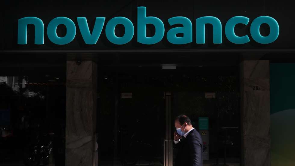 Uma pessoa passa por um balcão do Novo Banco após a aplicação da nova imagem de marca, em Lisboa, 8 de novembro de 2021. MÁRIO CRUZ/LUSA