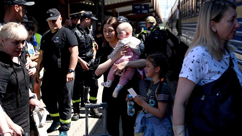 epa09942804 Ukrainian refugees of a passenger train from Odessa arrive at the train station in Przemysl, southeastern Poland, 12 May 2022. Since 24 February, when Russia invaded Ukraine, 3,317,000 million people have crossed the Polish-Ukrainian border into Poland, the Polish Border Guard has reported on 12 May morning.  EPA/DAREK DELMANOWICZ POLAND OUT