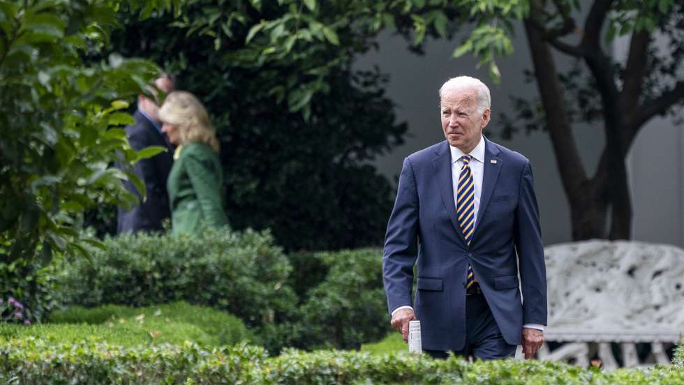 epa10055559 US President Joe Biden walks to board Marine One following a talk with First Lady Jill Biden in the Kennedy Garden of the White House in Washington, DC, USA 06 July 2022. President Biden departed the White House on Marine One from the South Lawn for a day trip to Cleveland, Ohio.  EPA/SHAWN THEW