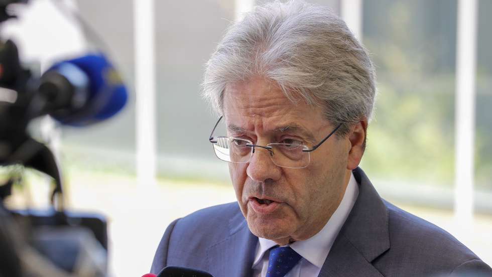 epa10016168 European Commissioner for Economy, Paolo Gentiloni speaks to media as he arrives for the Eurogroup meeting in Luxembourg, 16 June 2022.  EPA/JULIEN WARNAND