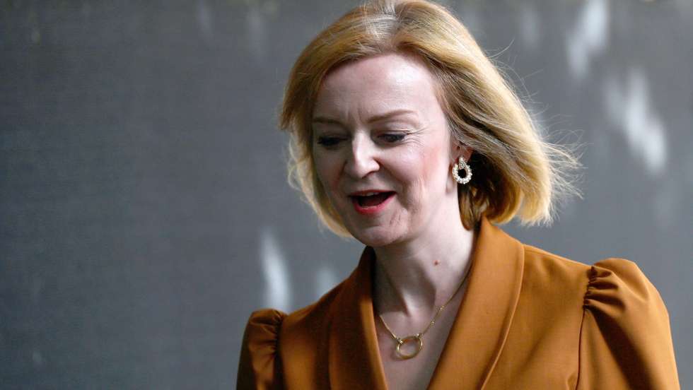 epa10079285 Britain's Foreign Secretary and Conservative party leadership candidate Liz Truss departs a cabinet meeting at Downing Street in London, Britain, 19 July 2022. BritainÃ•s Prime Minister Boris Johnson announced his resignation on 07 July 2022 and will remain as Prime Minister until a leader is elected.  EPA/NEIL HALL