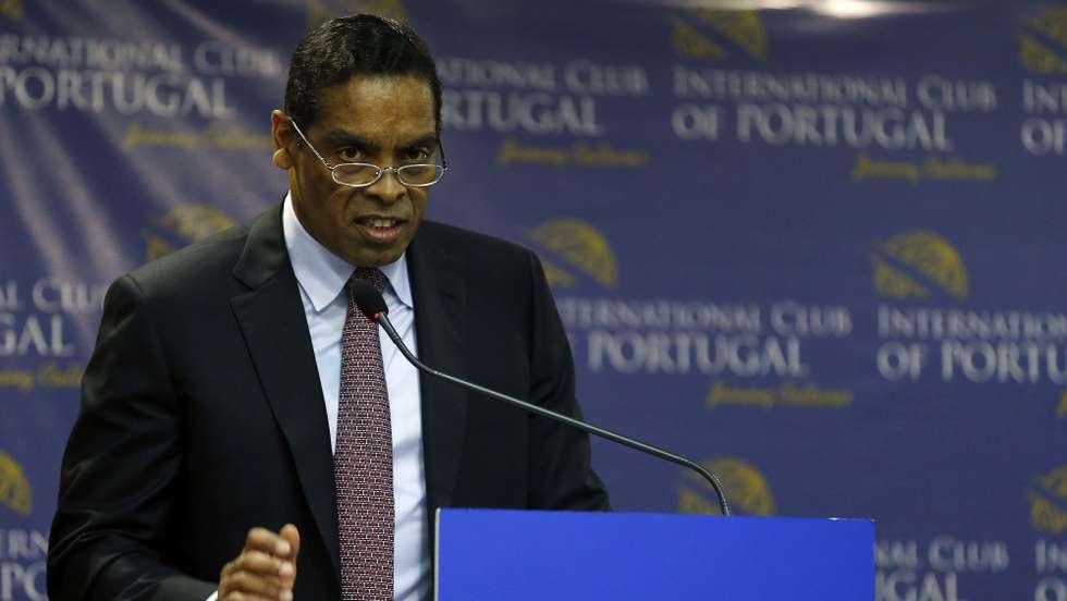 O empresário Álvaro Sobrinho fala durante a iniciativa do International Club of Portugal, subordinada ao tema "Educação, Instituições e Economia - A Base das Relações (biunívocas) entre África e Europa", 10 de novembro de 2016 num hotel em Lisboa. TIAGO PETINGA/LUSA