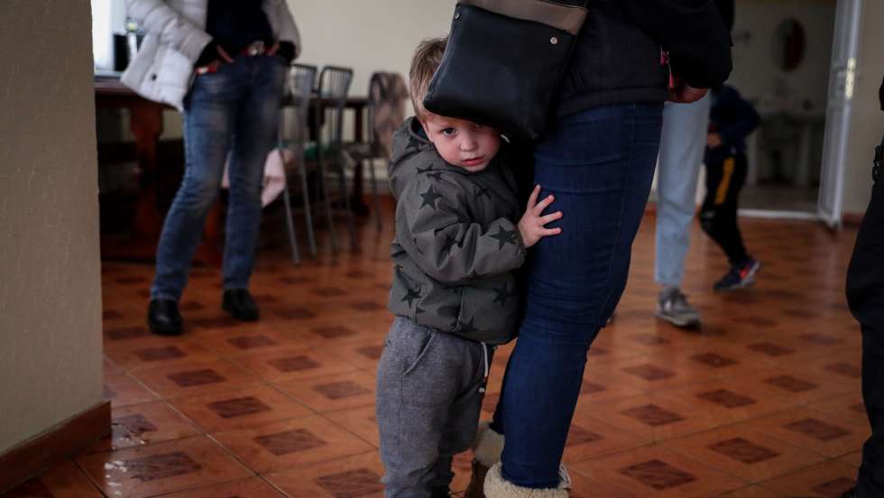Várias refugiadas do sul da Ucrânia vivem com os filhos temporariamente num antigo campo de férias, por agora transformado em local de abrigo para refugiados, em Cosnita, Moldova, 02 de abril de 2022. Crianças refugiadas Ucranianas vivem com as mães temporariamente num antigo campo de férias na localidade de Cosnita (Moldova), por agora transformado em local de abrigo para refugiados. (ACOMPANHA TEXTO DA LUSA DO DIA 06 DE ABRIL DE 2022). NUNO VEIGA/LUSA