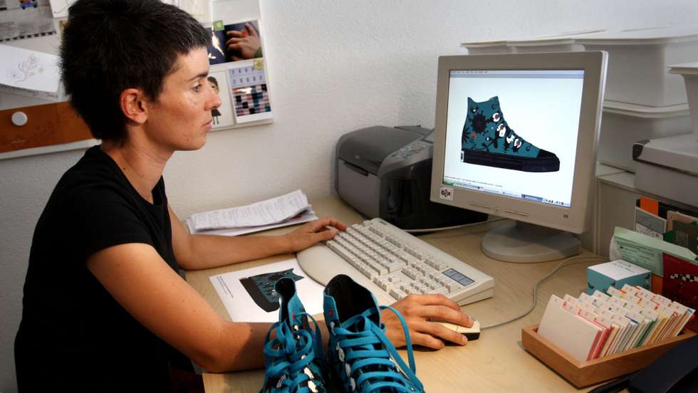 A ilustradora Ana Ventura, faz parte de um grupo de cem artistas convidados pela norte-americana Converse para pintar uns All Star no âmbito do centenário da marca e do modelo de ténis, Queluz, 10 de Agosto de 2008. (ACOMPANHA TEXTO). MIGUEL A. LOPES / LUSA