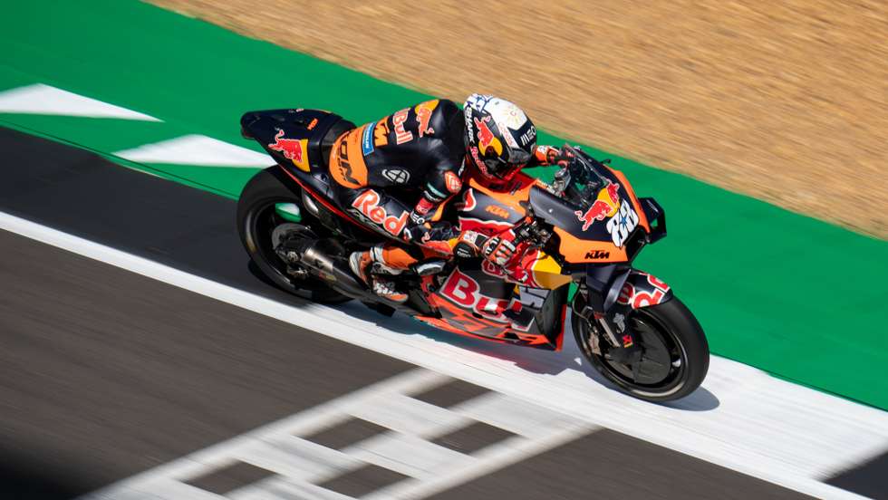 Miguel Oliveira ganhou três lugares na volta inicial, estabilizou no top 10 e ganhou depois mais três posições nas últimas cinco voltas em Silverstone
