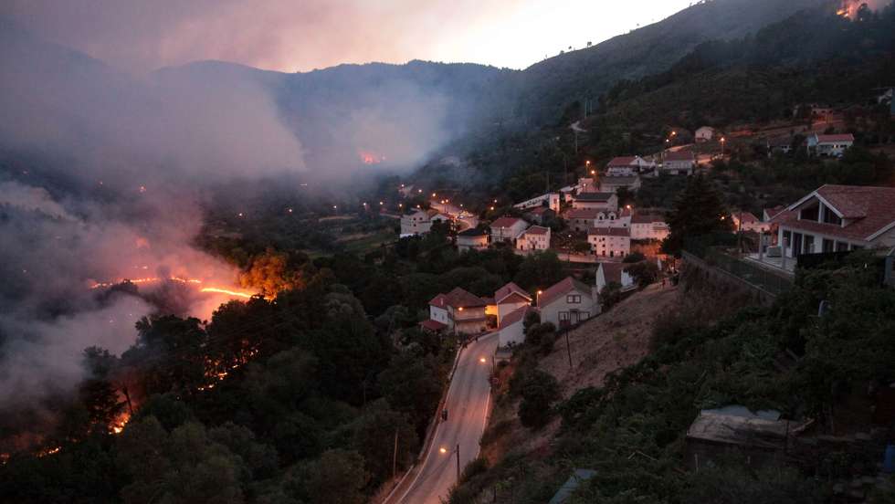 Incêndio na aldeia de Sameiro, na encosta Norte da Serra da Estrela, Covilhã, 9 de agosto de 2022. Este incêndio deflagrou no sábado na localidade de Garrocho, no concelho da Covilhã (Castelo Branco), continua ativo e está a ser combativo por 680 operacionais, apoiados por 205 viaturas e 13 meios aéreos. MIGUEL PEREIRA DA SILVA/LUSA