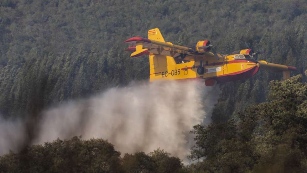 Uma aeronave Canadair faz uma descarga sobre o incêndio de Freixianda, Ourém, que alastrou aos concelhos de Alvaiázere e Ferreira do Zêzere, em Avecasta, 10 de julho de 2022. O Presidente da República alertou hoje que, nos próximos dias, se irá atingir “um pico” no risco de incêndios, com um “agravamento” a partir de terça-feira que pode durar entre três e quatro dias. PAULO CUNHA/LUSA
