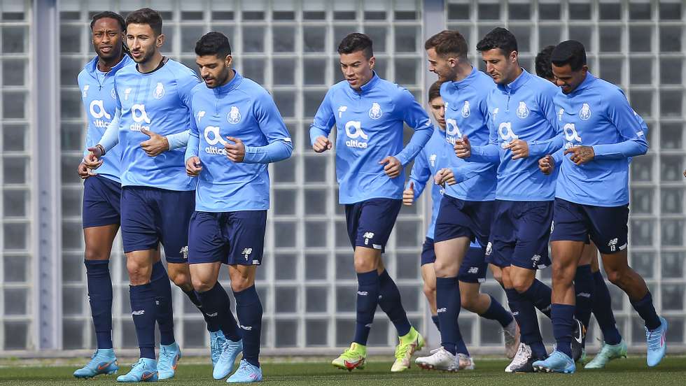 epa09778607 FC Porto&#039;s Ruben Semedo (L), Marko Grujic, Matheus Uribe, Toni Martinez, Ivan Marcano and Wenderson Galeno (R) in action during a training session at Olival training Center, Vila Nova de Gaia, Portugal, 23 February 2022. FC Porto will face Lazio in an UEFA Europa League knockout round play-offs second leg soccer match on 24 February.  EPA/FABIO POCO