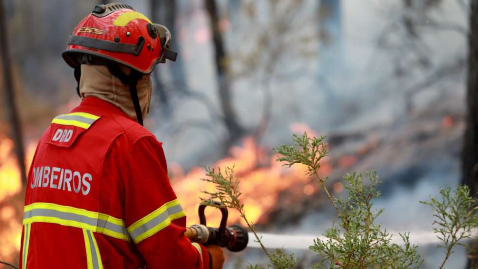 Um bombeiro combate as chamas durante um incêndio no vale glaciar de Beijames, Covilhã, 9 de agosto de 2022. Este incêndio que deflagrou no sábado na localidade de Garrocho, no concelho da Covilhã (Castelo Branco), continua ativoestá a ser combatido por mais de 580 operacionais. MIGUEL PEREIRA DA SILVA/LUSA
